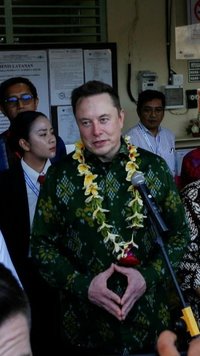 FOTO: Gaya Elon Musk Berkemeja Batik Hijau Resmikan Layanan Internet Starlink di Bali