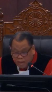 VIDEO: Hakim MK Marah KPU Absen di Sidang Pileg "Sejak Pilpres Tak Serius!"