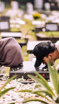 Usai Lamar Aaliyah Massaid, Thariq Halilintar Kunjungi Makam Adjie Massaid Untuk Izin Menikah