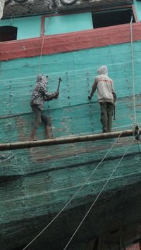 FOTO: Mengintip Geliat Perbaikan Kapal di Galangan Muara Angke