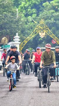 Momen Jokowi dan Jan Ethes Gowes Bareng di Yogyakarta