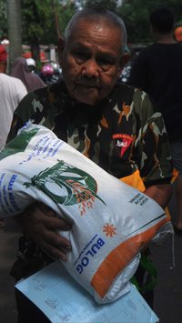 FOTO: Bulog Salurkan Bantuan Pangan Beras 10 Kg untuk 269.000 Keluarga di Jakarta