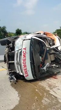 Ambulans Tabrak Truk di Jalur Tol Batang Semarang, Satu Korban Tewas