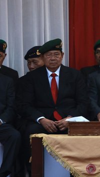 VIDEO: Momen Hangat SBY Tepuk Pipi dan Salami Eks Menhan Ryamizard di Samping Prabowo