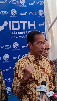 VIDEO: Tawa Lebar Jokowi Saat Ditanya Jadi Pendorong Pertemuan Prabowo & Megawati