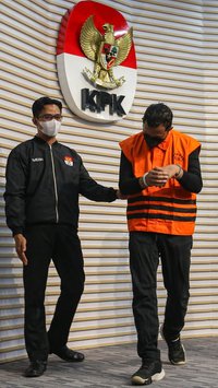FOTO: Resmi Berompi Orange, Bupati Sidoarjo Ahmad Muhdlor Ali Tertunduk Lesu Ditahan KPK
