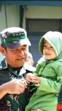 Datangi Batalyon 512, Kasad Maruli Sambil Gendong Anak Anggota TNI dan Memberikan Pesan yang Begitu Mendalam