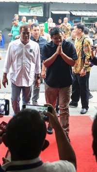 FOTO: Senyuman Bobby Nasution Disambut Red Carpet Saat Sambangi Markas DPP PKB