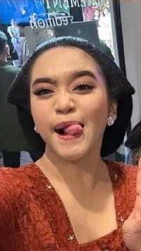 Gaya Elegan Khirani, Putri Mayangsari di Acara Kondangan