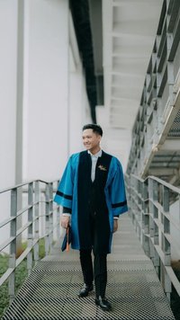 Netizen Ikut Terharu, Berikut Ini 8 Potret Detik-Detik Kris Dayanti Dipeluk Azriel Hermansyah di Momen Wisuda