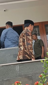 Jokowi Bareng Gibran Melayat ke Rumah Hamzah Haz, Langsung Beri Penghormatan Terakhir dan Doa