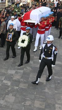 FOTO: Momen Prosesi Pemakaman Militer Jenazah Wakil Presiden ke-9 RI Hamzah Haz di Cisarua