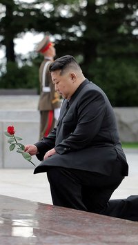 FOTO: Penuh Emosional, Wajah Kim Jong-un Sedih Mengenang Para Pejuang Saat Peringatan 71 tahun Perang Korea