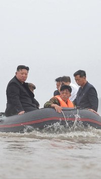 FOTO: Usai Nekat Terobos Banjir dengan Mobil Mewah, Kim Jong-un Rela Naik Perahu Karet Tinjau Banjir Parah