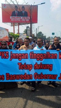 FOTO: Isu PKS Akan Merapat ke Koalisi Indonesia Maju, Massa Demonstran Datangi Markas PKS Bentangkan Poster 