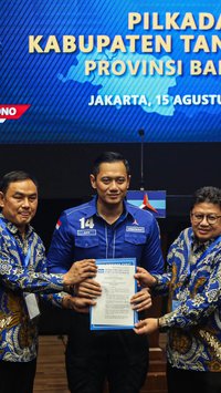 FOTO: Momen AHY Serahkan Surat Rekomendasi Partai Demokrat untuk Puluhan Bakal Calon Kepala Daerah di Pilkada 2024