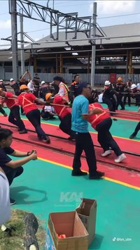 Bukan Tarik Tambang, KAI Bikin Lomba Tarik Lokomotif untuk Meriahkan HUT RI