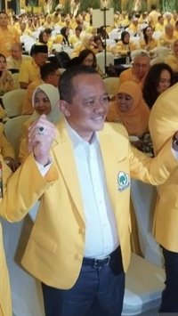 Momen Bahlil Gandeng Tangan Agus Gumiwang dan Bamsoet saat Tiba di Munas Golkar