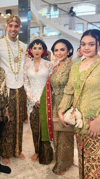 5 Potret Cantik Amora Anak Kris Dayanti saat Hadir di Acara Pernikahan Anak Susi Pudjiastuti, Disebut Calon Diva Masa Depan