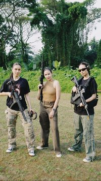 8 Potret Asha Assuncao Asyik Berlatih Menembak, Tampil Cantik dan Kece Bak Lara Croft di 