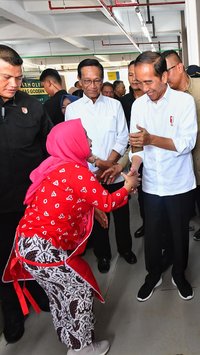 FOTO: Momen Kebersamaan Jokowi dan Sultan HB X di Yogyakarta, dari Blusukan ke Pasar hingga Bagikan Bansos