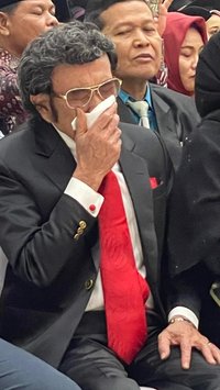 Tangis Rhoma Irama Pecah saat Dampingi Putranya Wisuda