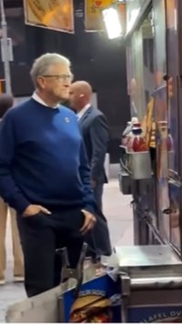 Salah Satu Orang Terkaya di Dunia, Bill Gates Tertangkap Kamera Lagi Jajan di Kaki Lima Tanpa Gengsi