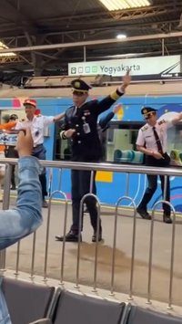 Momen Petugas KAI di Stasiun Yogyakarta Lakukan Flashmob di Hari Pelanggan Nasional, Viral