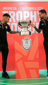 FOTO: Serunya Trophy Tour Shopee Cup 2024, Diego Michiels dan Stefano Lilipaly Diserbu Fans