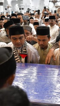 Potret Ribuan Masyarakat Salatkan Jenazah Tu Sop di Masjid Raya Baiturrahman Aceh