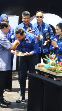 FOTO: Tradisi Potong Tumpeng Meriahkan HUT ke-75 SBY dan Syukuran Partai Demokrat ke-23 Tahun di Menteng