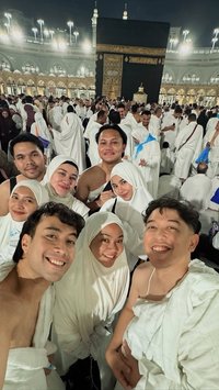 Penuh Kebahagiaan, Yura Yunita Kenakan Hijab saat Jalani Umrah Bersama Suami dan Sahabatnya