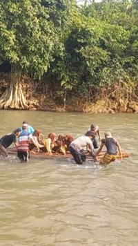 Perjuangan Pelajar di Jember, Naik Rakit Bambu Seberangi Sungai untuk Sekolah