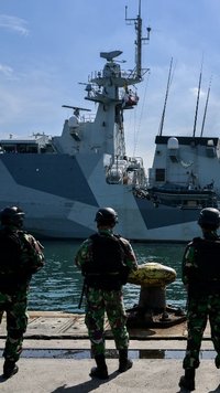 FOTO: Momen Kapal Angkatan Laut Inggris HMS Spey Berlabuh di Jakarta, Siap Perkuat Kerja Sama Militer