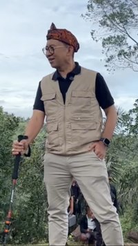 Menbud Fadli Zon Kunjungi Situs Gunung Padang di Cianjur, Gayanya Nyentrik Ala Pendaki Kekinian