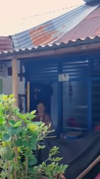 Jarang Tersorot, Potret Rumah Masa Kecil Denny Sumargo Sederhana Berbahan Seng & Kayu Dalam Gang di Makassar