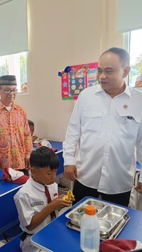 Tak Ada Susu di Menu Perdana Makan Bergizi Gratis, Budi Arie: Baru Uji Coba, Enggak Usah Berkecil Hati