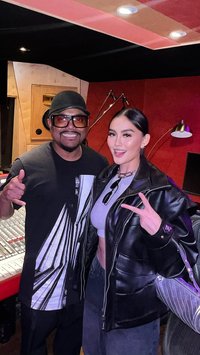 Awal 2025 Agnez Mo Pamer Foto Bareng Selebriti Dunia, Penggemar Langsung Heboh Tagih Karya Terbarunya