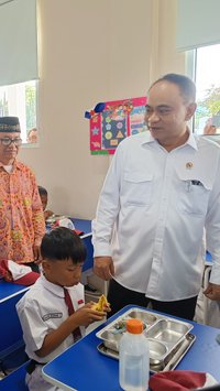 VIDEO: Hari Pertama Makan Bergizi Gratis Dimulai, Tak Ada Susu saat Ditinjau Menteri Budi Arie