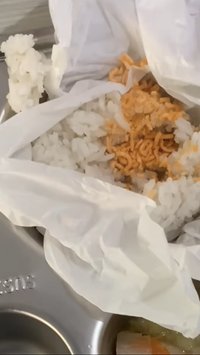 Dapat Makan Bergizi Gratis Siswa Tak Mau Makan Ayam, Pilih Campur Nasi dengan Mie Kremes