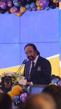 HUT Nasdem ke-14, Surya Paloh Potong Tumpeng dan Bagi-Bagi Sembako