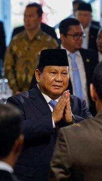 VIDEO: Adab Presiden Prabowo, Berlutut dan Genggam Erat Tangan Ekonom Senior Emil Salim