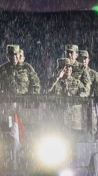 VIDEO: Diguyur Hujan, Prabowo Dikawal Jokowi & SBY Naik Maung 1 di Parade Senja Kepala Daerah