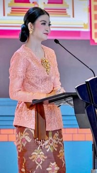 Potret Cantik Selvi Ananda Pakai Sendal Jepit Harga Rp15.000 saat Foto Keluarga, Netizen Bandingkan dengan Sendal Mewah Kahiyang
