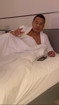 Sambil Santai Pakai Handuk, Hotman Paris Bagikan Kabar Terbaru Kondisinya Usai Kolaps di Ruang Sidang: Tunggu Musuh-Musuh Saya!