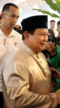 VIDEO: Adab Hormat Prabowo, Langkah Langsung Terhenti Hampiri Emil Salim Datang Berlebaran di Istana