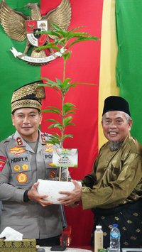 Silaturahmi ke Lembaga Adat, Kapolda Riau Dipasangkan Tanjak Khas Melayu