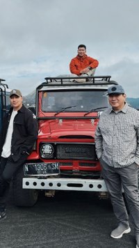 Pesona Tomy Soeharto dan Darma Mangkuluhur Liburan di Bromo, Auranya Old Money Abis
