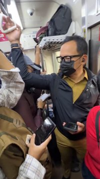 Momen Wakil Menteri Ngantor Naik KRL, Merasakan Desak-desakan dengan Penumpang Lain Saking Kereta Penuh