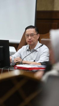 Persahabatan Kental, Senyum Haru & Pelukan Tom Lembong di Ruang Sidang dengar Anies Baswedan Punya Cucu Pertama